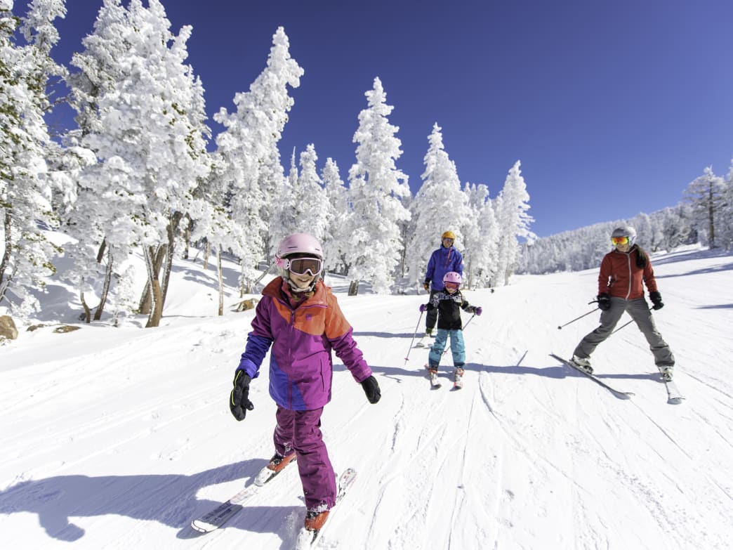 Do sport the winter. Winter activities. Заборовье горнолыжный курорт. Активность Winter. Outdoor activities на лыжах.